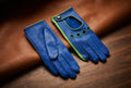 Herren-Fahrhandschuhe aus Nappaleder, blau mit grünen Nähten und Paspeln